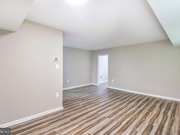 5th image of 10626 Weymouth St #W4