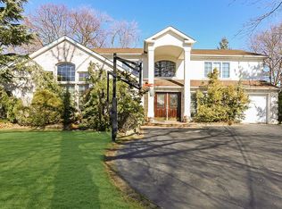 12 Arbor Ln, Merrick, NY 11566