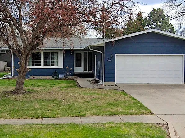2420 W Country Club Dr, Fargo, ND 58103