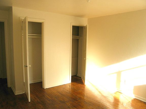 3rd image of 420 W Parkwood Dr