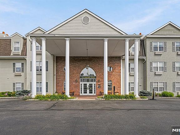 3rd image of 2 Richmond Rd APT 302