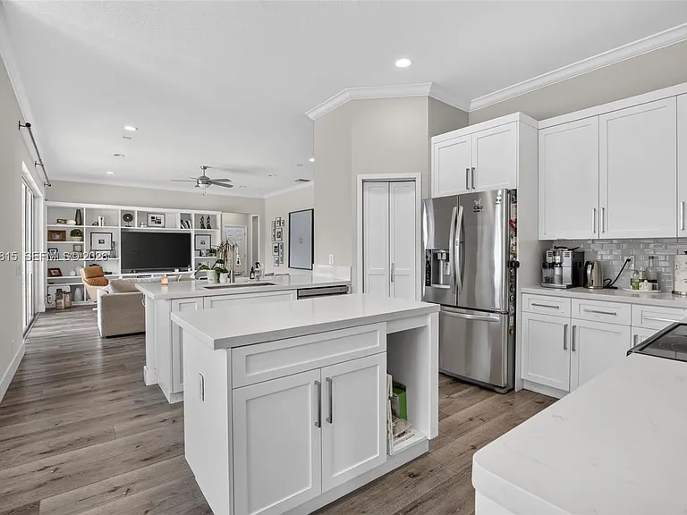 981 Waterside Cir — Photo 13