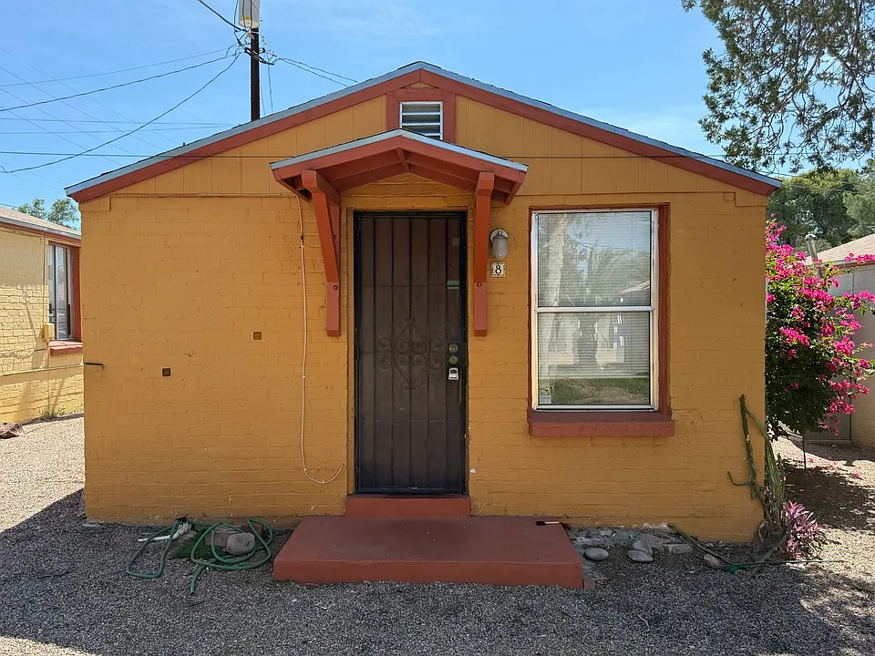 1141 E Adams St