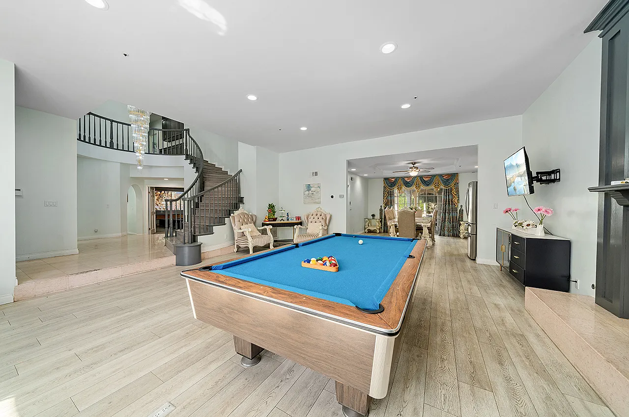 6 bed, 5027 sqft, $14,900 — Photo 4