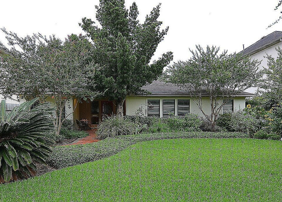 Location, location! Situated on a 9004 sq. ft. lot (per HCAD) AND on the 4500 block inside The Loop 