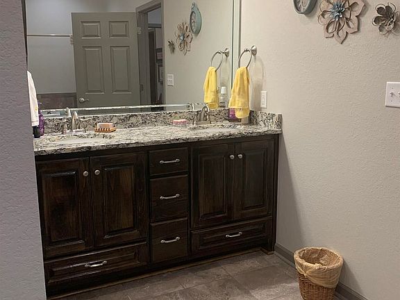 4th image of 7 Southpointe Dr