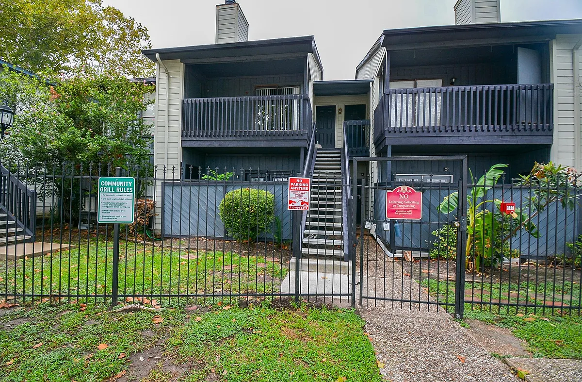 Building Photo - 9009 Richmond Ave #411