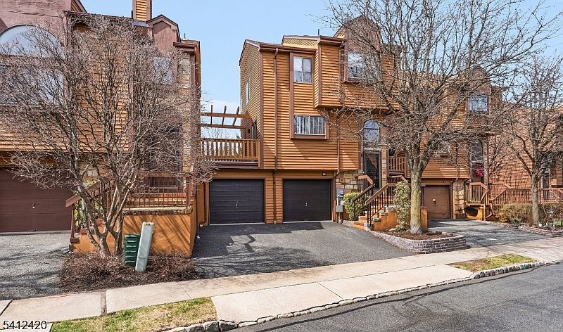 1st image of 20 Powderhorn Dr