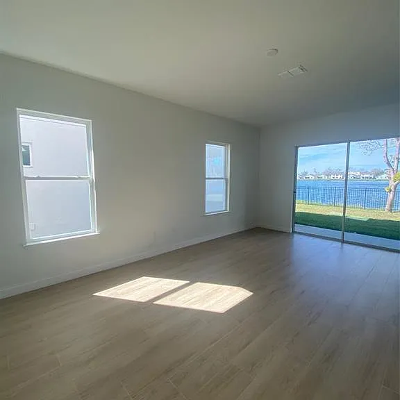 754 Reflection Lake Dr — Photo 9