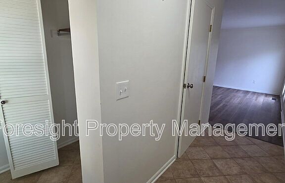3rd image of 570 Executive Blvd