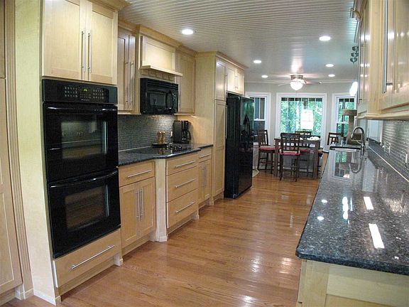 4th image of 200 N Staunton Ct