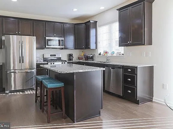4 bed, 2.5 bath, 2825 sqft, $3,700 — Photo 4
