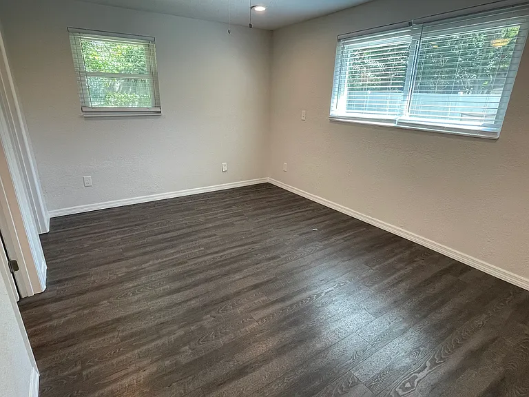 1805 N Manhattan Ave — Photo 8