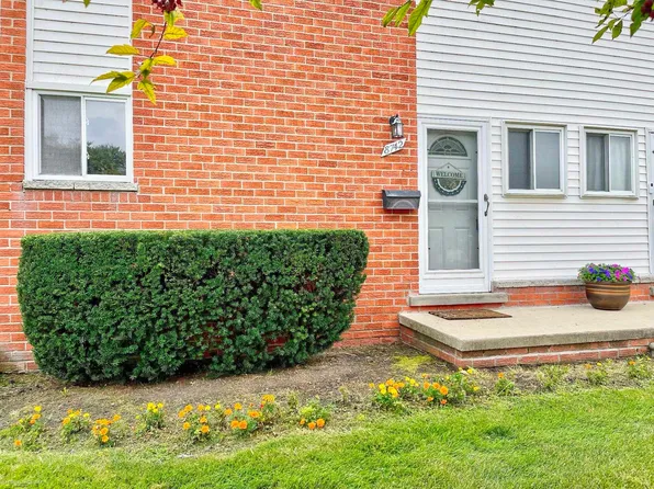 8742 Kaltz St, Center Line, MI 48015