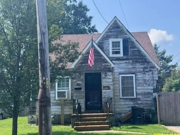 60 Center Avenue, Bay Shore, NY 11706