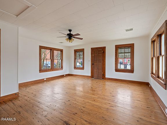 3rd image of 114 Van Buren St