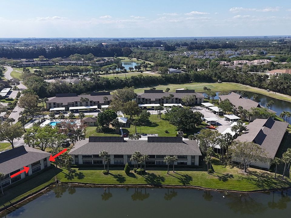END UNIT! Only STEPS AWAY from heated pool, shuffleboard, covered pavilion, & bbq grills!