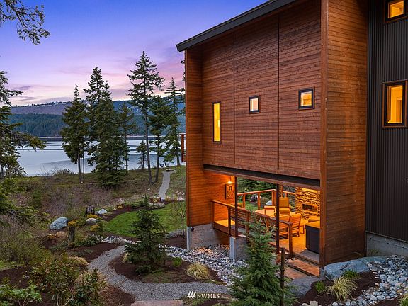 Meandering pathways through nature leading to the lake shore.>