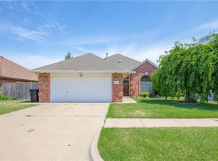 1601 NE 11th St, Moore, OK 73160