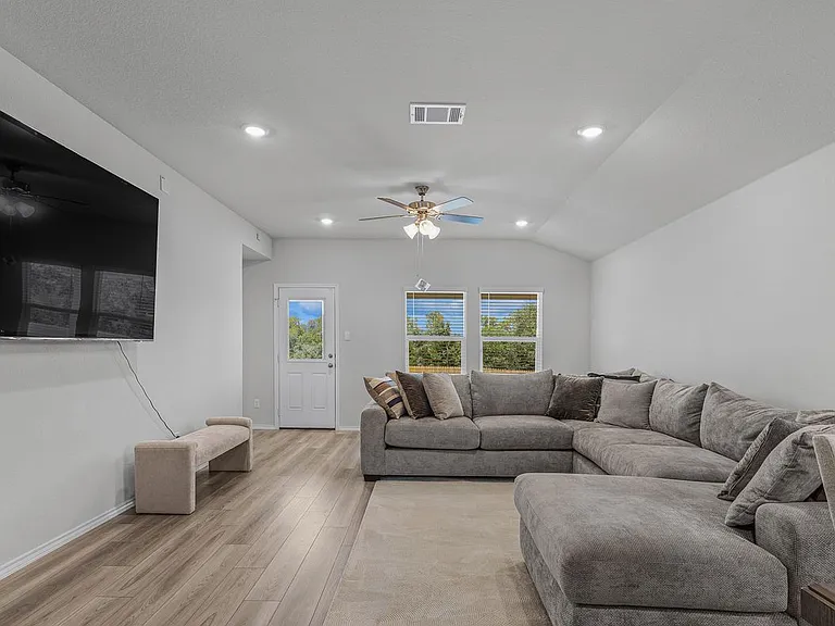 4011 Baerlon Cv — Photo 8