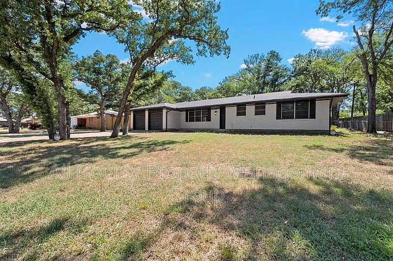 3 bed, 2.0 bath, 1706 sqft, $2,895 — Photo 2