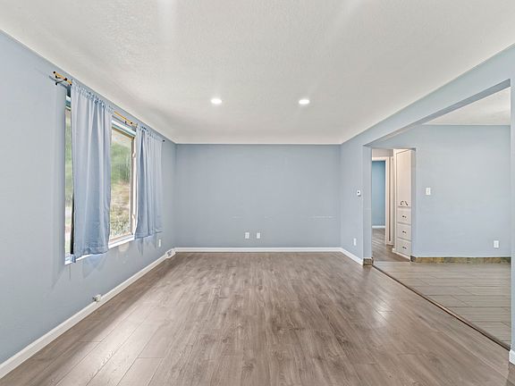 4th image of 616 Creston Ave