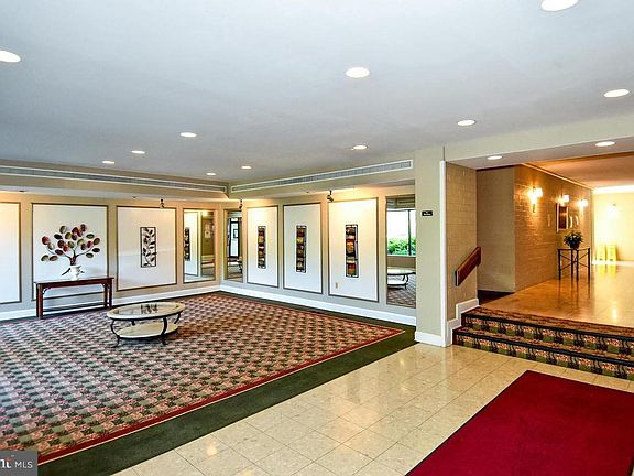 5th image of 6001 Arlington Blvd APT 406