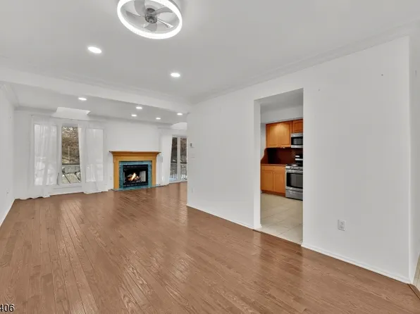 48 Edgefield Dr, Morris Plains, NJ 07950