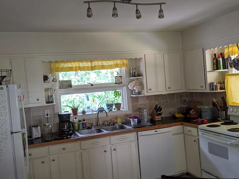 584 N Superior Ave — Photo 25
