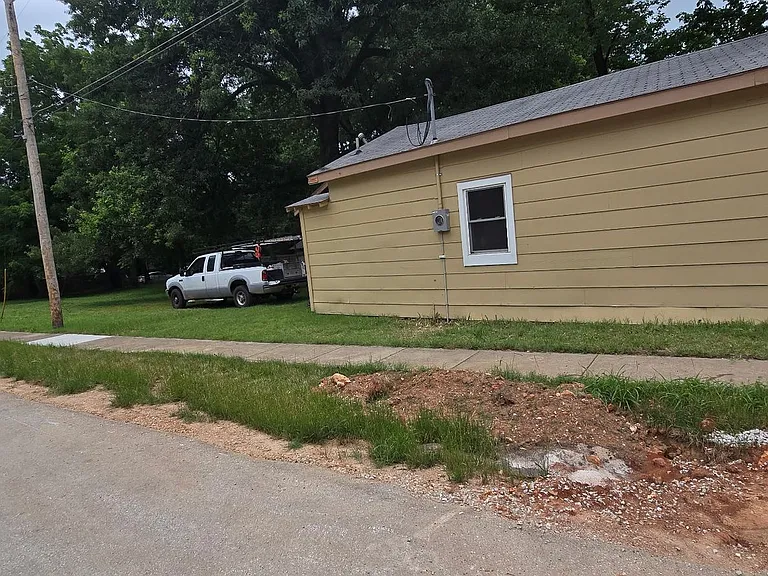 1301 N Rogers Ave — Photo 6
