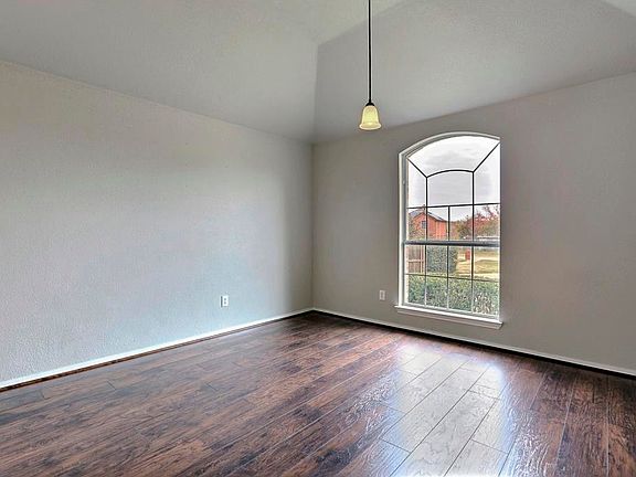 3rd image of 308 Foxwood Ct