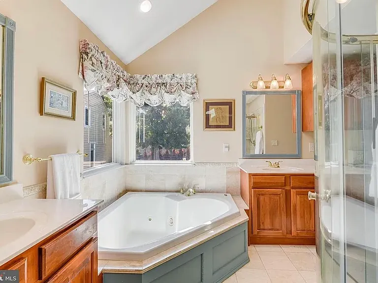 684 N Riverside Dr — Photo 9