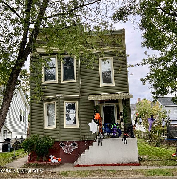 3rd image of 1425 3rd Avenue