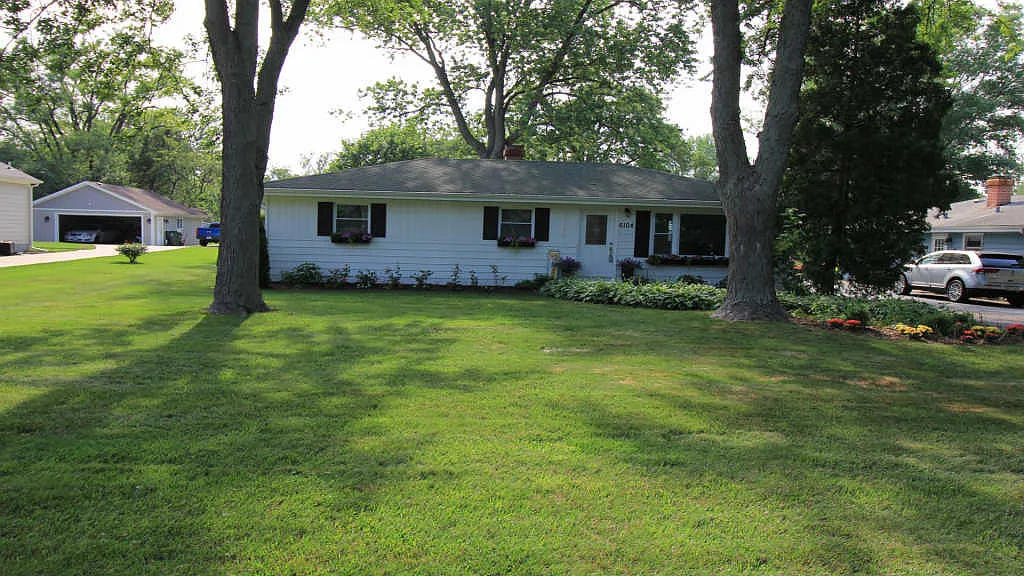 6104 Lee Ave photo 1