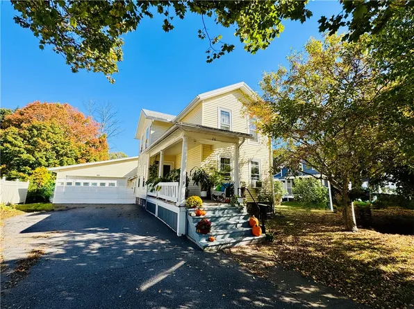 26 Van Buren St, Holley, NY 14470