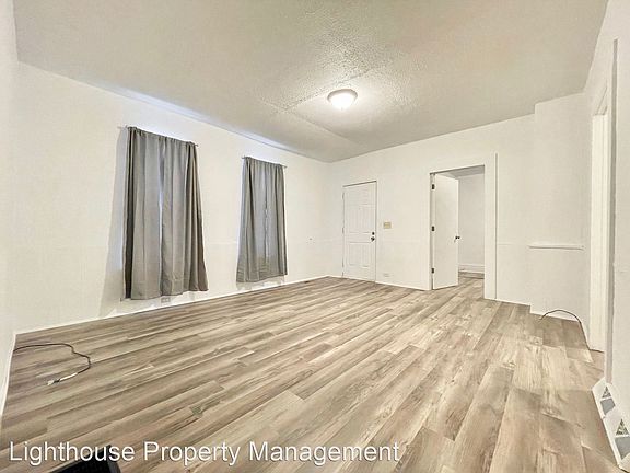 3rd image of 826 Prospect Ave NE #1