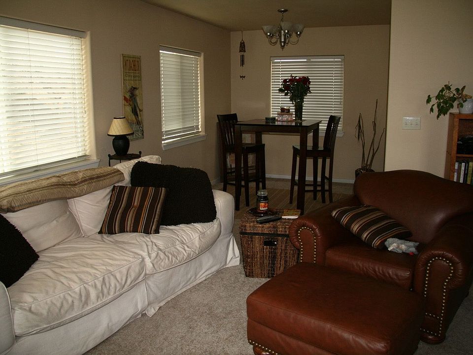 apt 2 living room