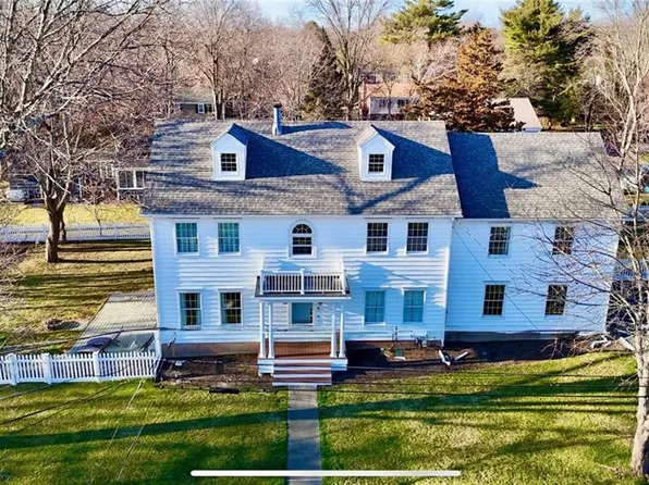 17 Mosher Dr, Barrington, RI 02806