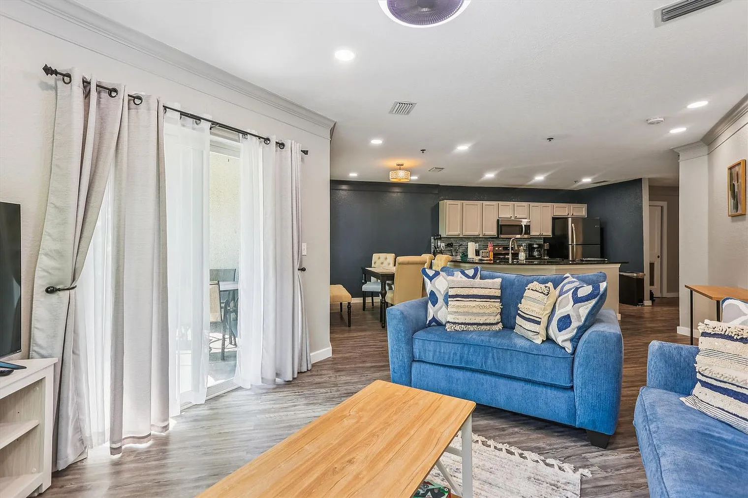 2 bed, 2.0 bath, 904 sqft, $2,736 — Photo 2