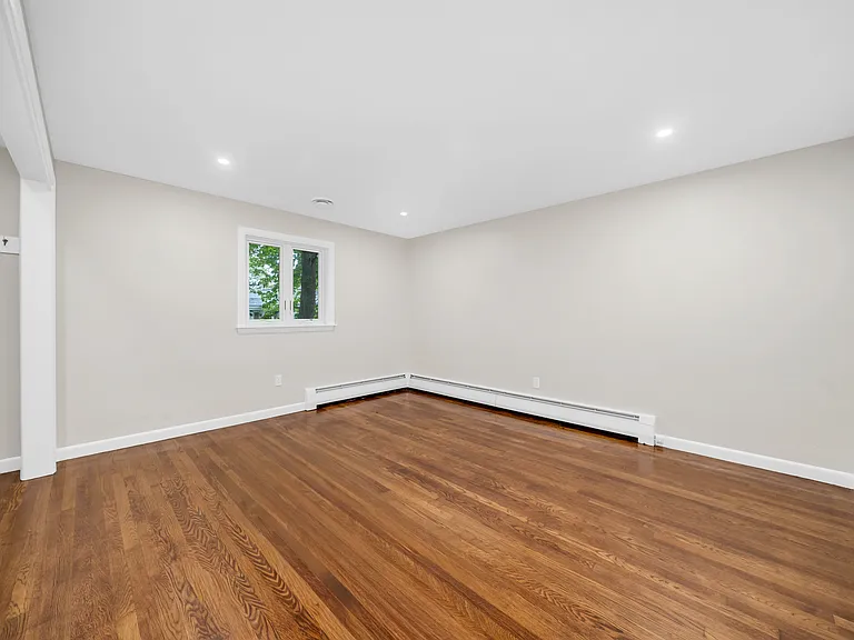 35 Peters St — Photo 14