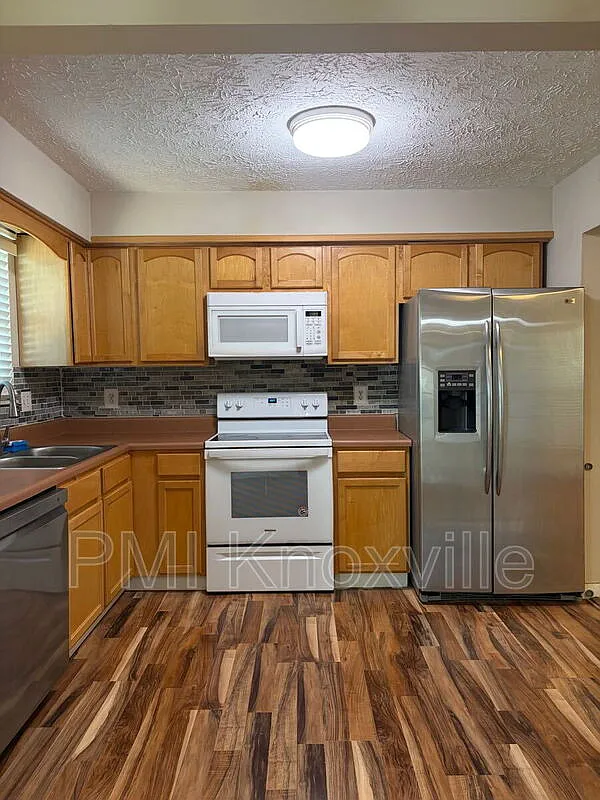 3 bed, 2.0 bath, 1440 sqft, $2,050 — Photo 2