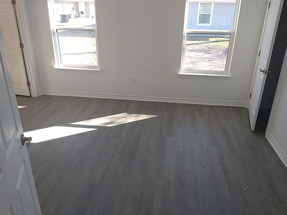 4th image of 275 S Merchant St