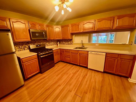 3rd image of 39 Cypress St