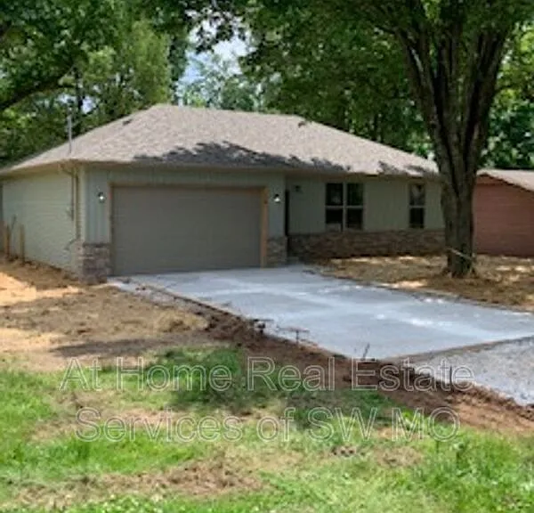 2028 S Lone Pine Ave — Photo 1
