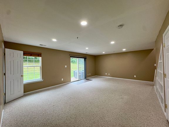 3rd image of 130 Mohegan Dr Unit B