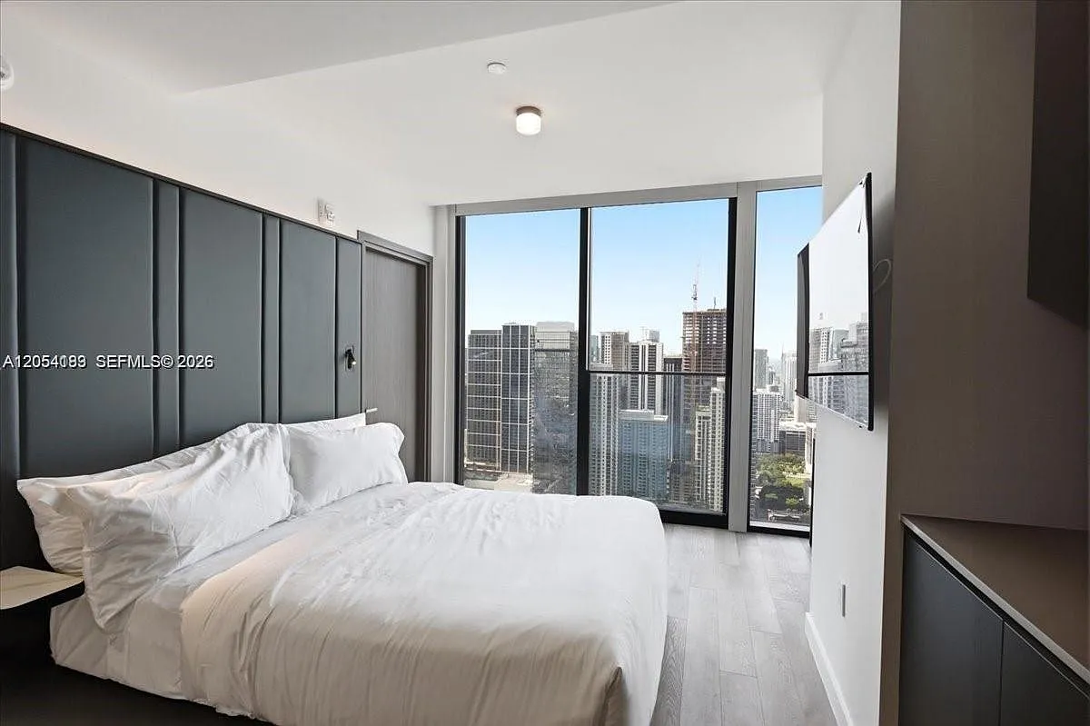 Eleven Hotel And Residence — Photo 1