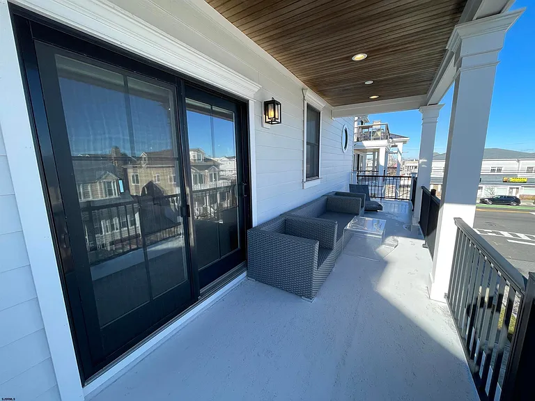 102 S Essex Ave — Photo 30