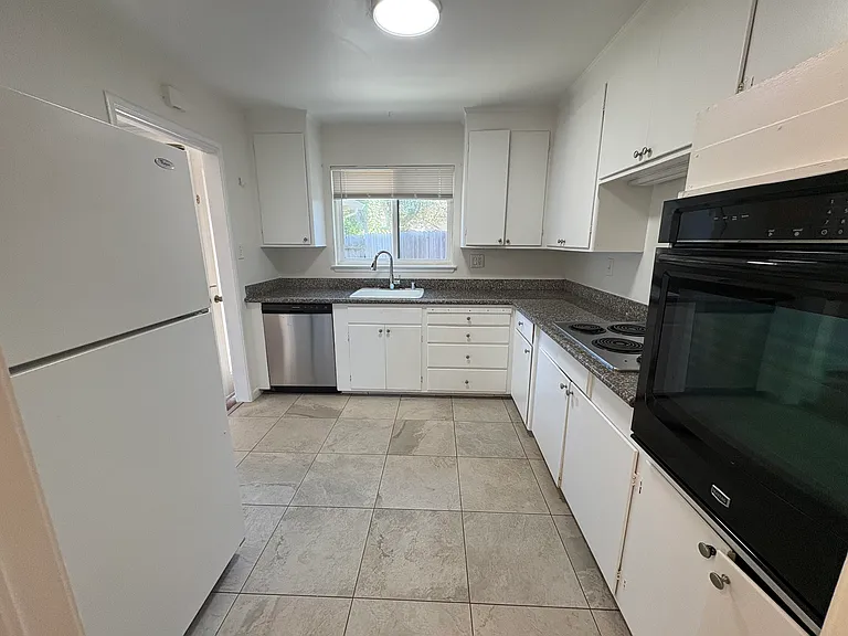 96 Lodato Ave — Photo 10