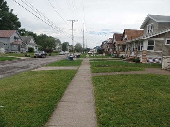3rd image of 818 W 20th St