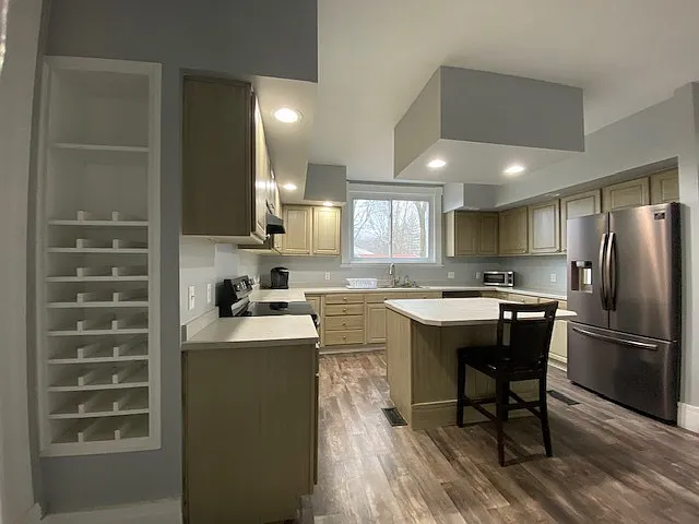 625 E State St — Photo 1